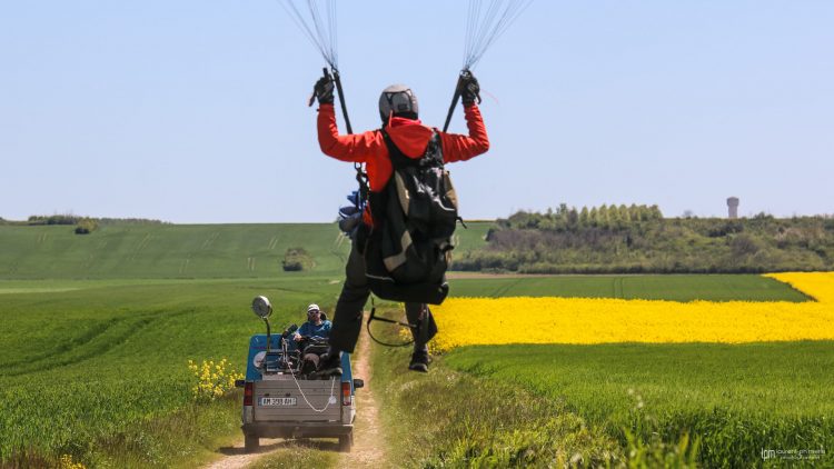 Parapente au treuil au dessus des champs